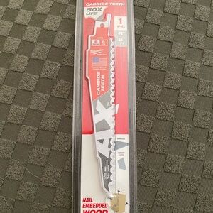 Milwaukee AX Carbide Teeth Saw Blade - Red and White